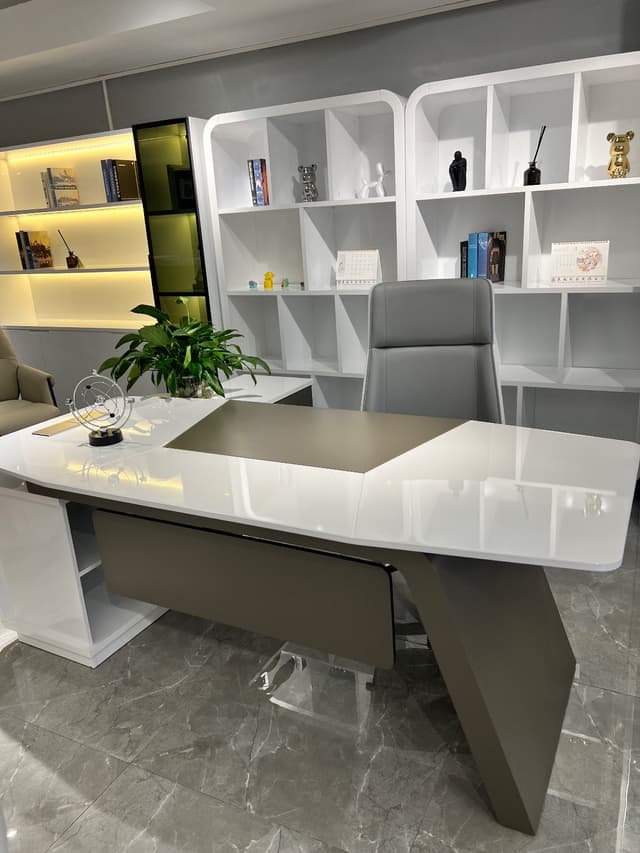مكتب بأحدث التصاميم من MDF