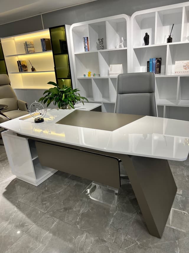 مكتب بأحدث التصاميم من MDF